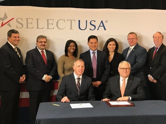 Photo of the Genpact signing ceremony at the 2017 SelectUSA Investment Summit, June 20, 2017